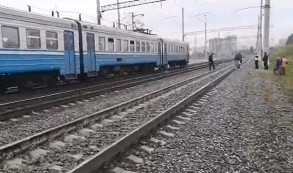 У Києві 14-річний хлопець кинувся під поїзд: відео і перші подробиці трагедії