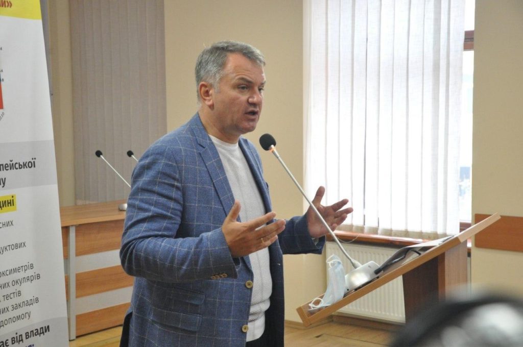 Сім місяців пандемії: кількість хворих росте, а влада займається “схемами”