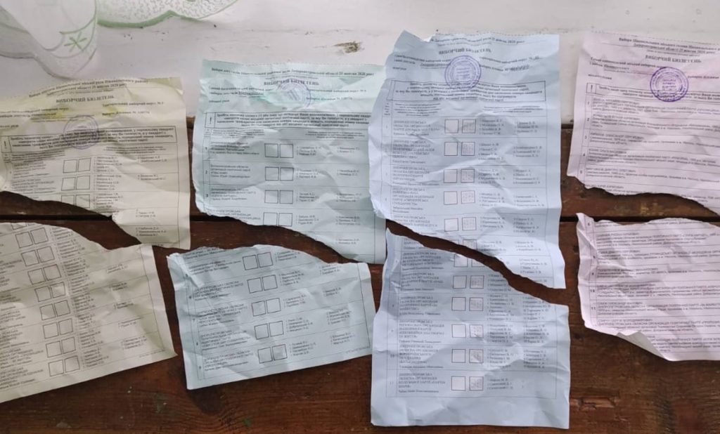 Порушення на виборах: у Нікополі пенсіонер порвав усі свої бюлетені