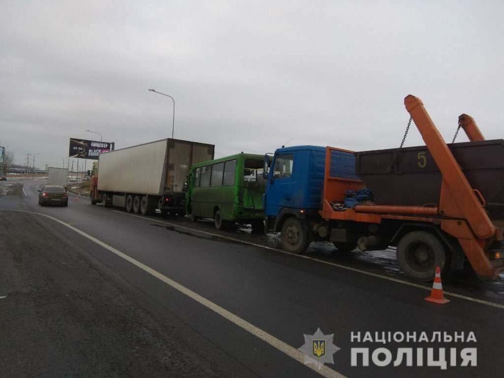 У Харкові автобус зіткнувся з двома вантажівками: є травмований