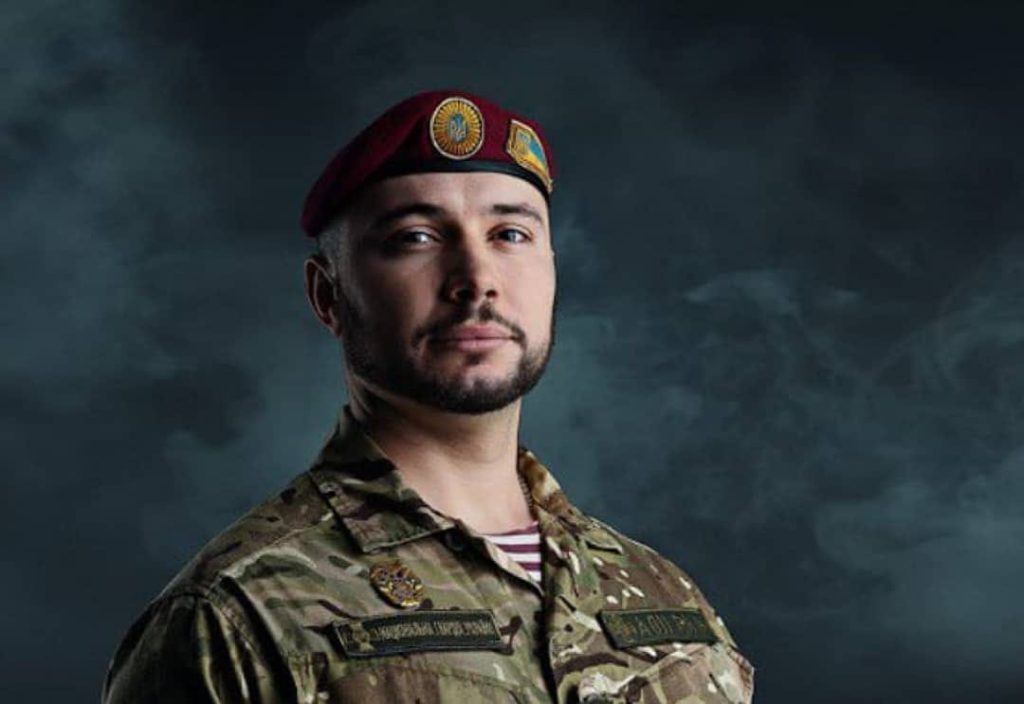 Схилена голова над прапором України: з’явилось перше фото нацгвардійця Віталія Марківа після звільнення