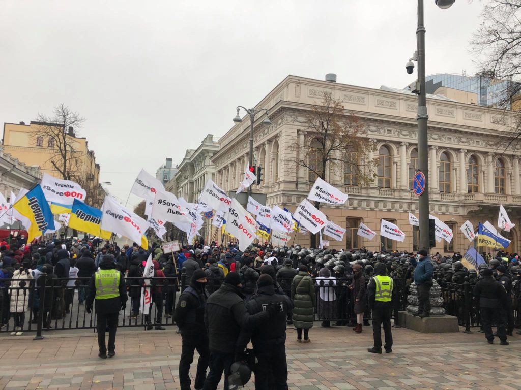 Під Радою пікетують підприємці проти карантину “вихідного дня”: подробиці
