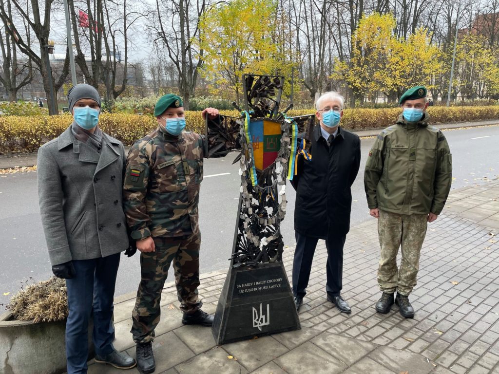 Виготовлений з уламків мін і снарядів з Донбасу: у Литві встановлять пам’ятний хрест “За вашу і нашу свободу”
