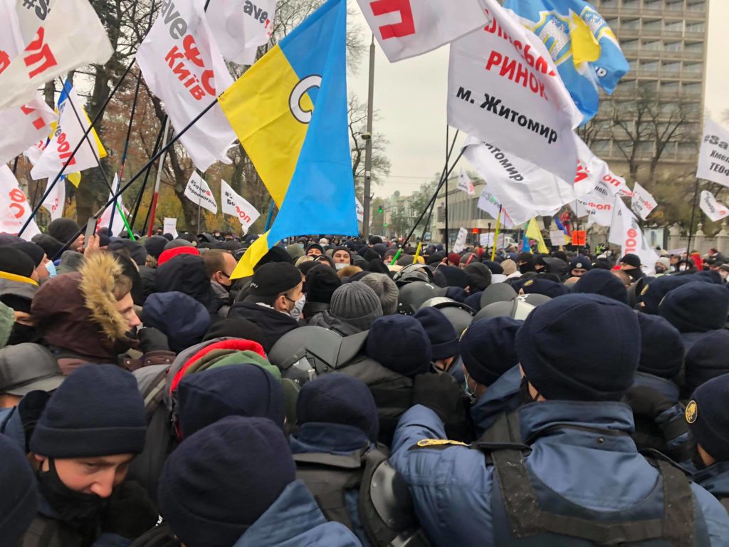 Столкновения под Радой: предприниматели пытаются попасть в здание