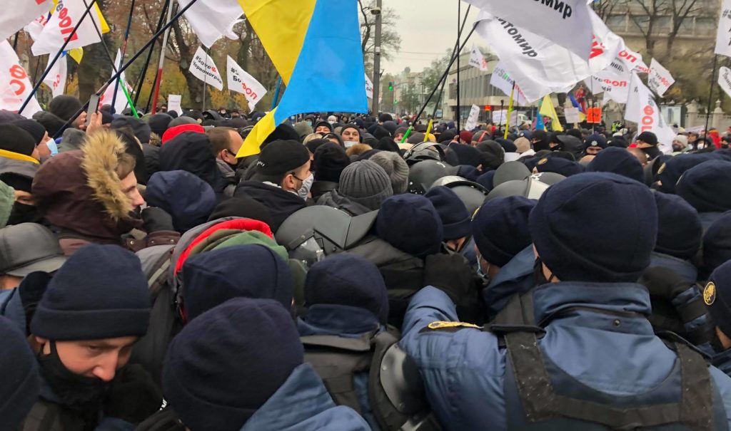 Сутички під Радою: підприємці намагаються потрапити до будівлі