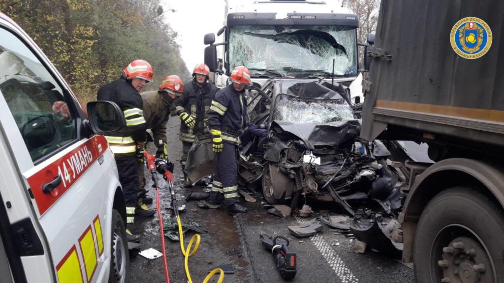На Черкащині між двома вантажівками розчавило легкове авто: в ДТП загинуло двоє осіб