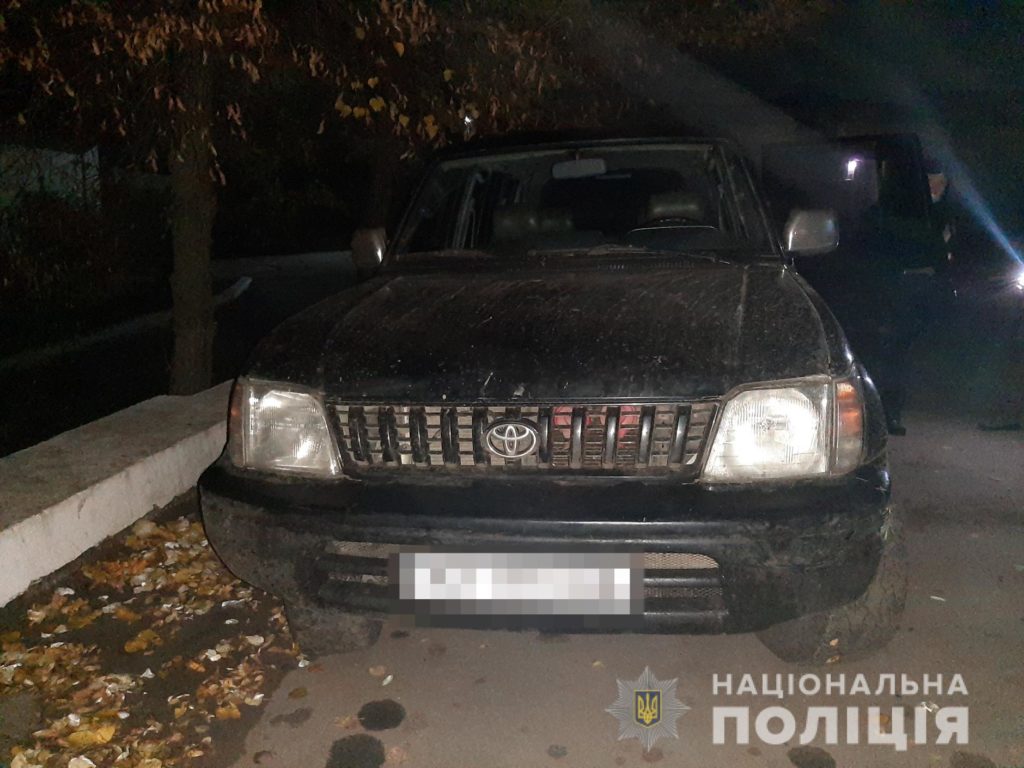 Принял за браконьеров: на Харьковщине злоумышленник обстрелял авто с людьми, есть ранен