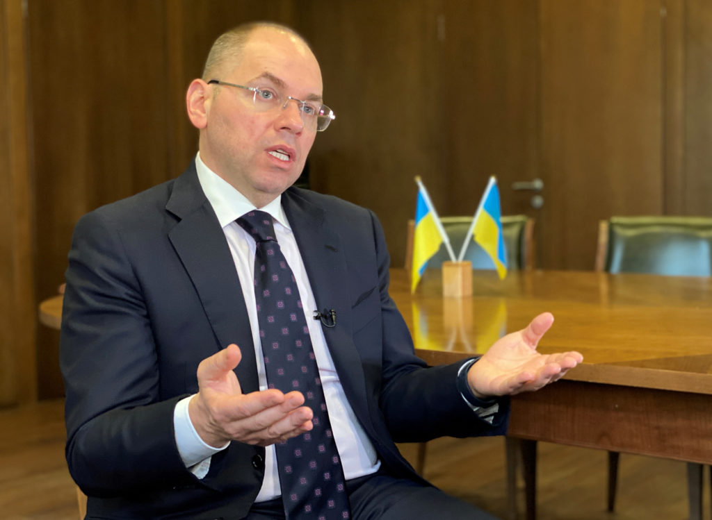 «Пока вы разговариваете, люди умирают без вакцинации»: главе Минздрава в Раде подарили траурные гвоздики