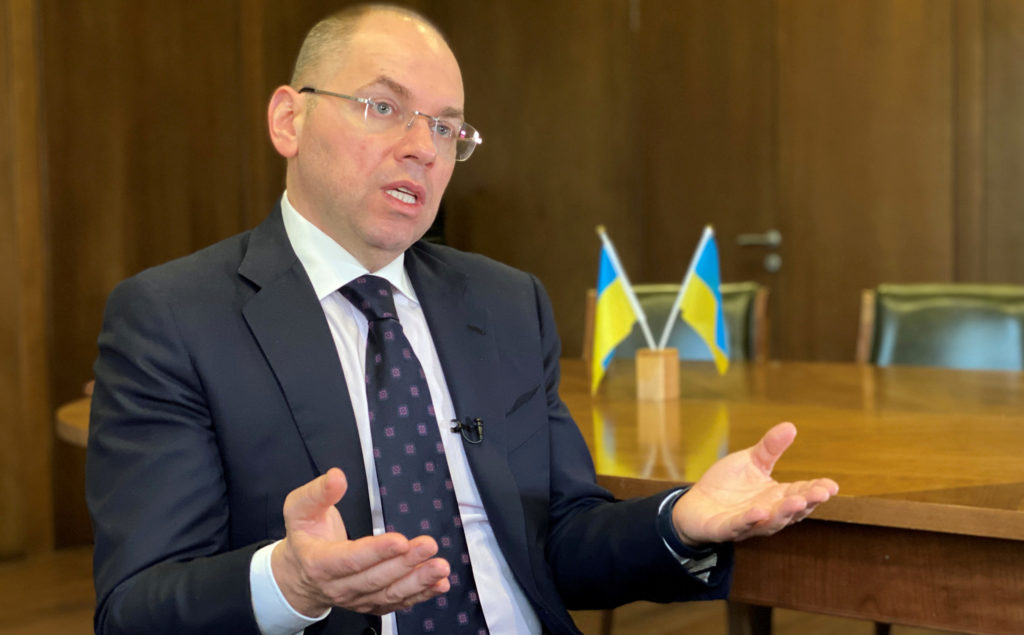 “Поки ви розмовляєте, люди помирають без вакцинації”: главі МОЗ в Раді подарували траурні гвоздики