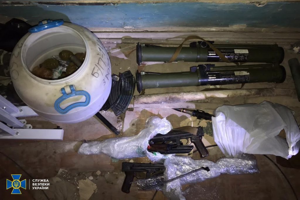 Боєприпаси та вибухівка: у центрі Києва виявили схованку зі зброєю у будівлі Національної академії наук України