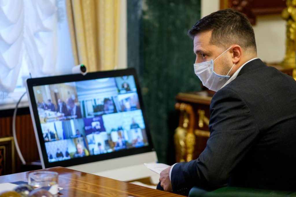 Зеленський погодився на введення в Україні карантину “вихідного дня”