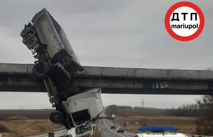 На трасі під Маріуполем вантажівка злетіла з моста і повисла над дорогою: фото