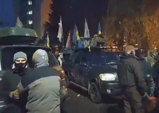 Ні корупції, репресіям патріотів та придушенню малого бізнесу: активісти пікетують лікарню “Феофанія”, де знаходиться Зеленський