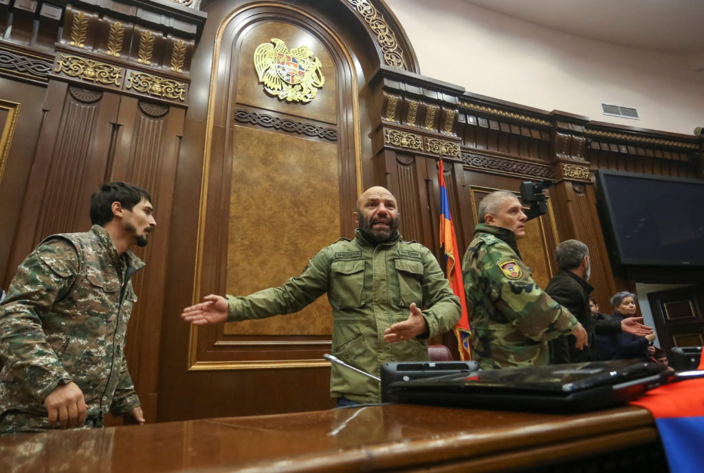 Де Пашинян? У Єревані протестувальники захопили будівлю уряду Вірменії і побили спікера парламенту: відео