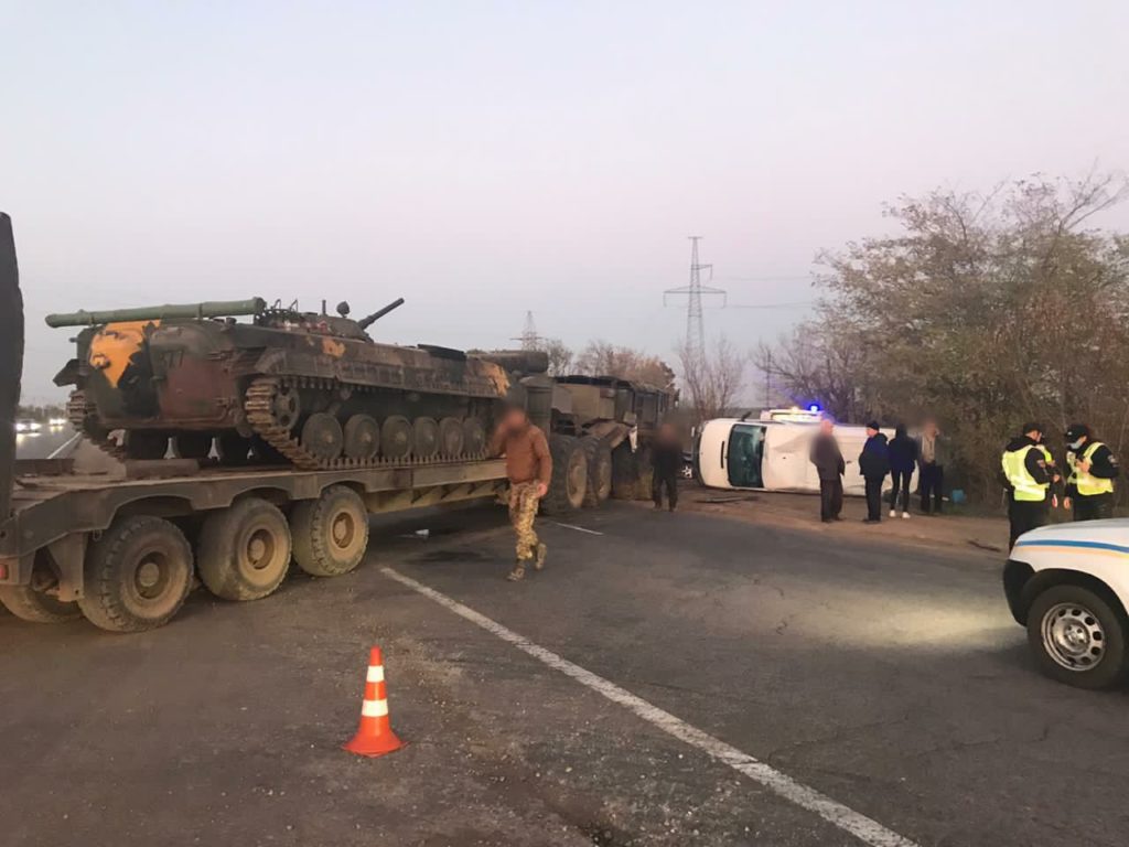 На Одещині зіткнулись військовий тягач та мікроавтобус: травмувалась жінка