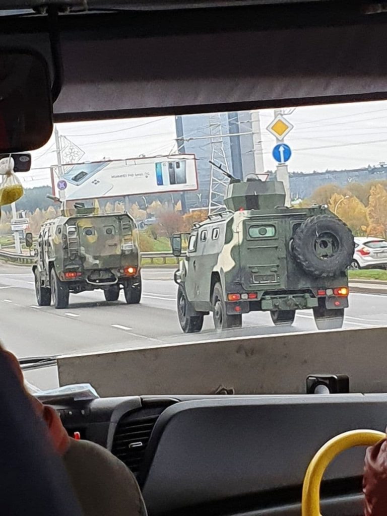 Протести у Білорусі: до Мінська стягують бронетехніку з кулеметами