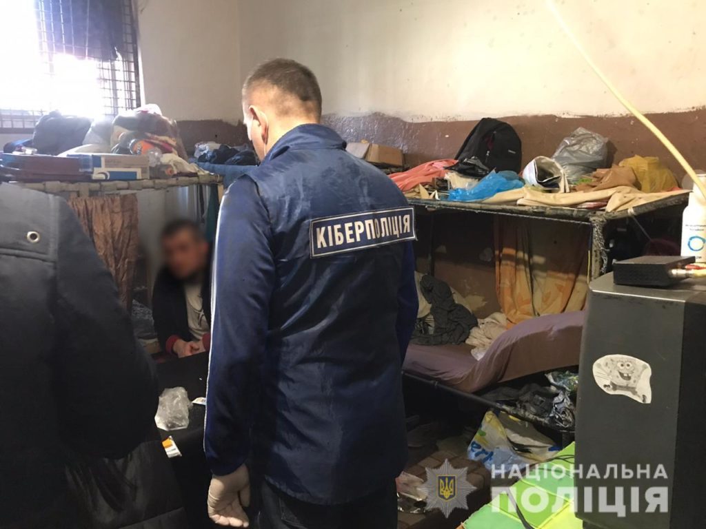 Видавали себе за “айтішників”: зловмисники вкрали майже 1,5 мільйона гривень у банку