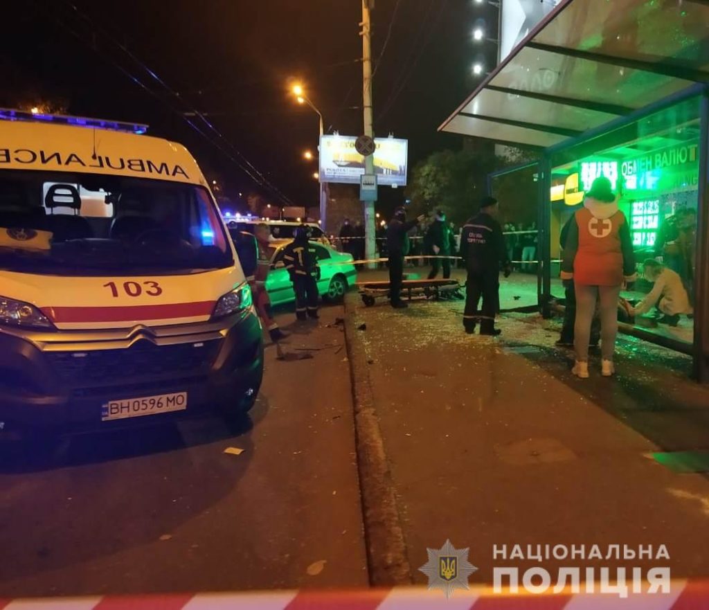 В Одесі автомобіль в’їхав на зупинку громадського транспорту: багато постраждалих
