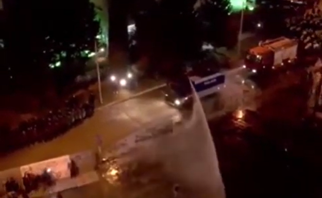 Проти мітингувальників під ЦВК Грузії застосували водомети, є постраждалі: відео