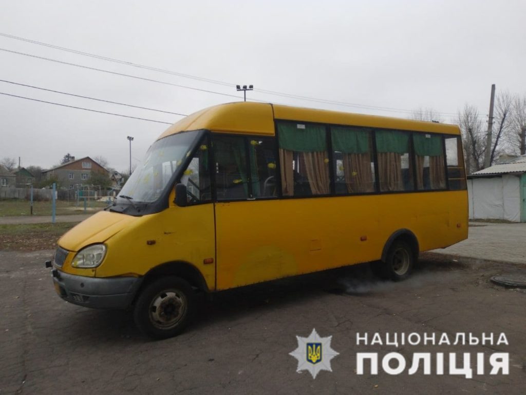 В Краматорську на виборчій дільниці фарбою обстріляли мікроавтобус