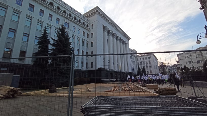У річницю Майдану біля Офісу президента монтують ковзанку