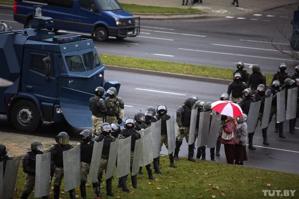 На протестах в Минске проходят массовые задержания: фото и видео