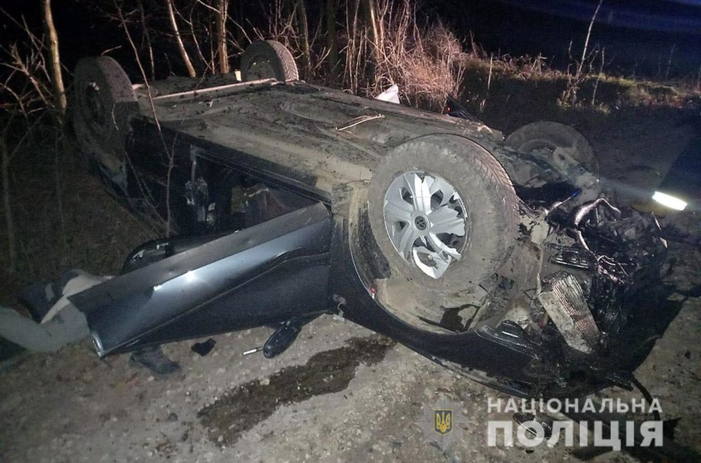 На Хмельниччині легковик вилетів у кювет: загинуло три людини