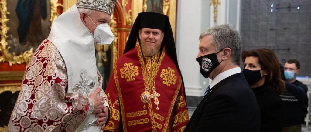 Петро та Марина Порошенки в Андріївській церкві взяли участь в урочистій Літургії, яку очолив представник Вселенського Патріарха Еммануїл