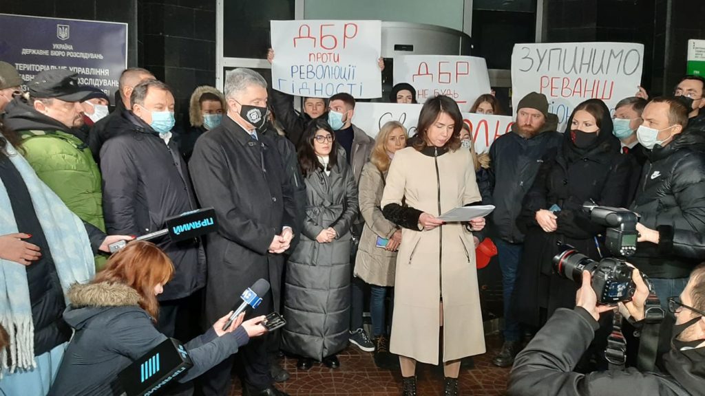 “Зелю – геть!”: як відбулась акція на підтримку Тетяни Чорновол під будівлею ДБР