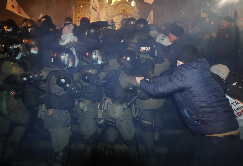 Слезоточивый газ и свето-шумовые гранаты: полиция начала жестко разгонять мирный митинг предпринимателей на Майдане Независимости
