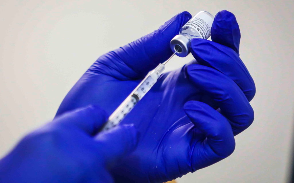 Доки Україна чекає: Бангладеш розпочав вакцинацію від COVID-19