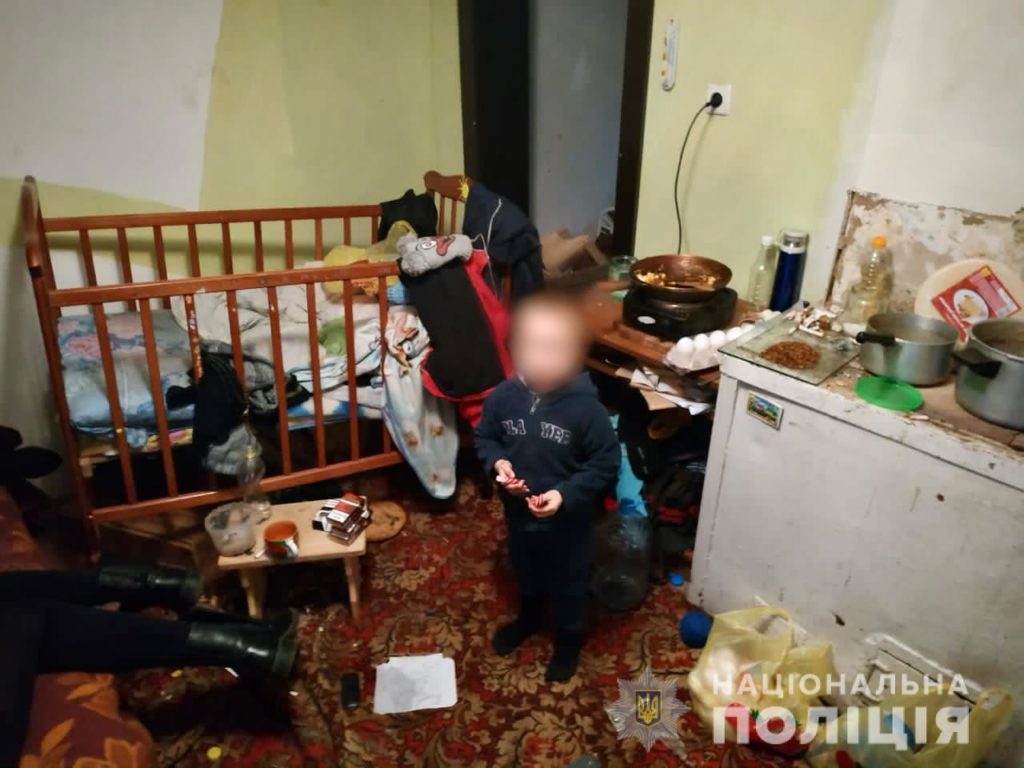 “Не мала часу”: на Херсонщині жінка ледь не заморила голодом 4-річну дитину