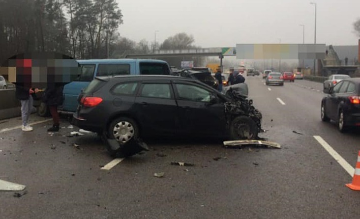 Масштабна ДТП під Києвом: вісім автівок зіткнулись між собою, є постраждалі