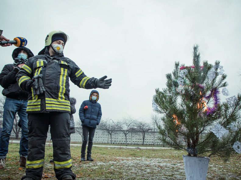 Безпечний новий рік: рятувальники нагадали правила безпеки під час встановлення святкової ялинки