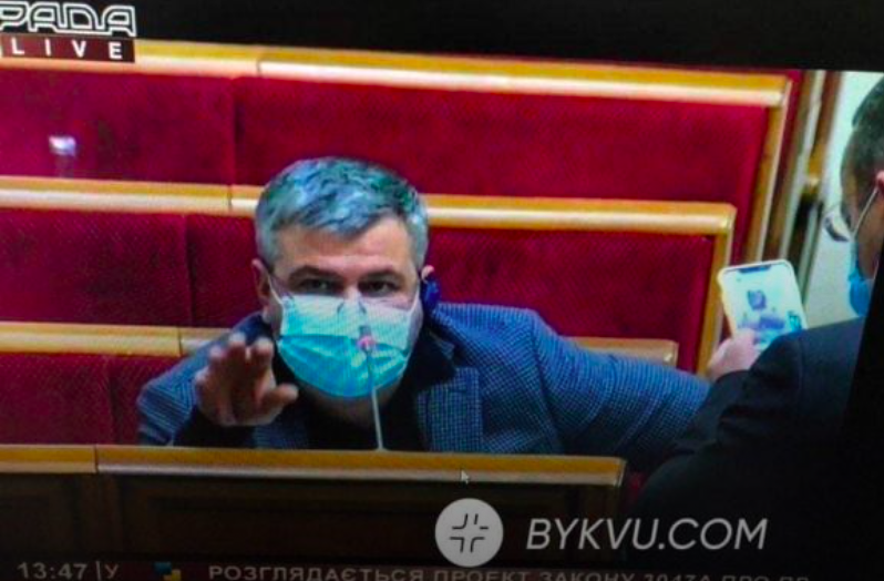 Черговий “Слуга народу” зганьбився у стінах парламенту: нардеп Петруняк розглядав фото оголеної дівчини
