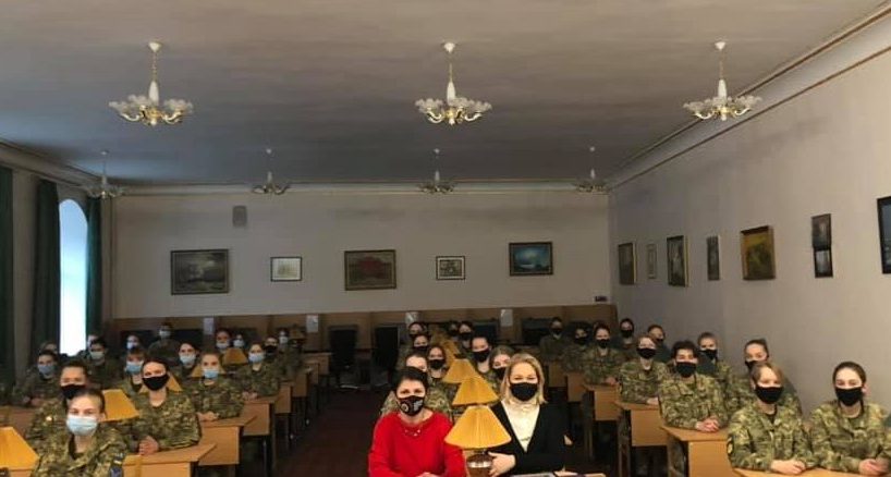 Депутатки від “Європейської Солідарності” передали ліцеїсткам КВЛ ім. Богуна військово-патріотичні книжки