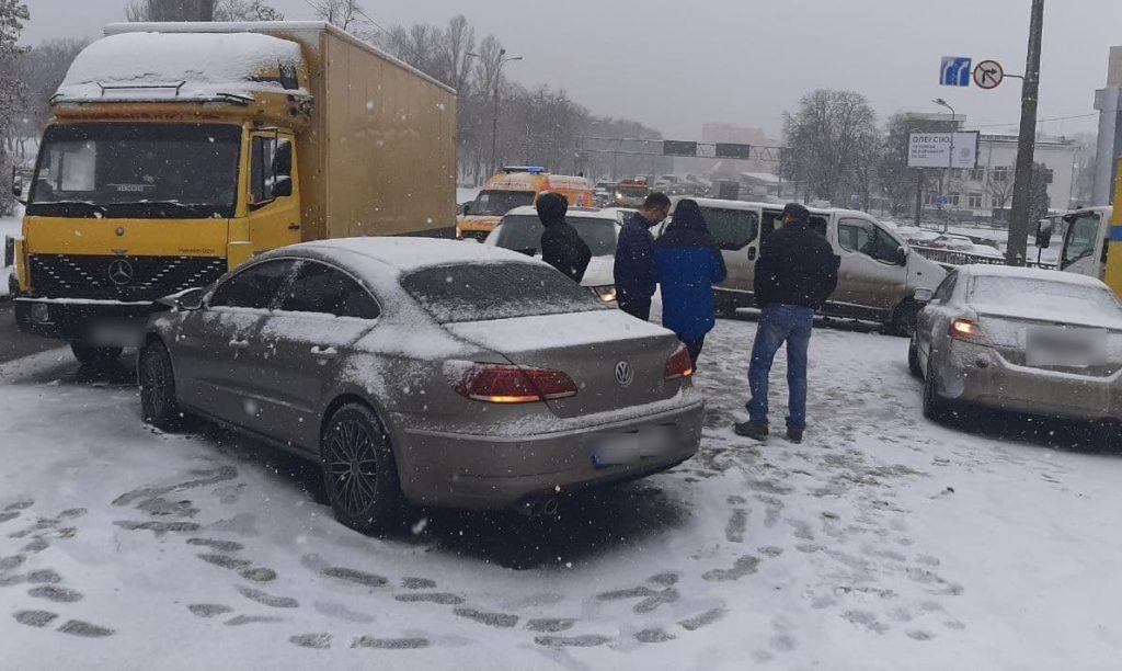 Затори і ДТП: у Києві через негоду стався транспортний колапс