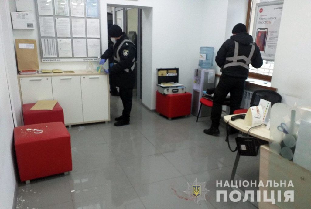 У банку Маріуполя чоловік захопив заручників: поліція його затримала