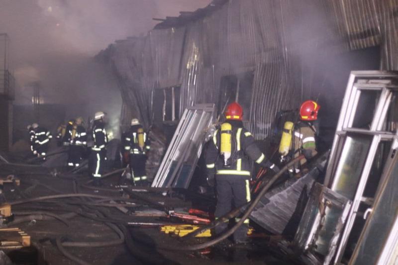 У Києві горить складське приміщення: є загроза розповсюдження вогню на сусідні будівлі