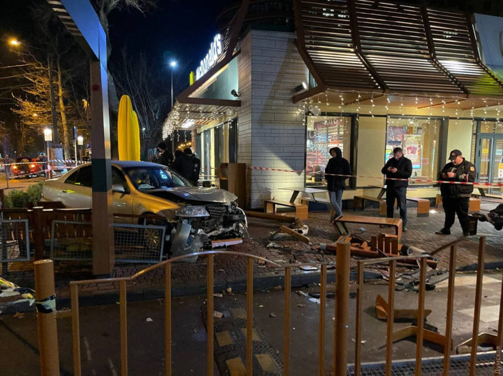 В Одесі автомобіль врізався в терасу закладу фаст-фуду: є постраждалі