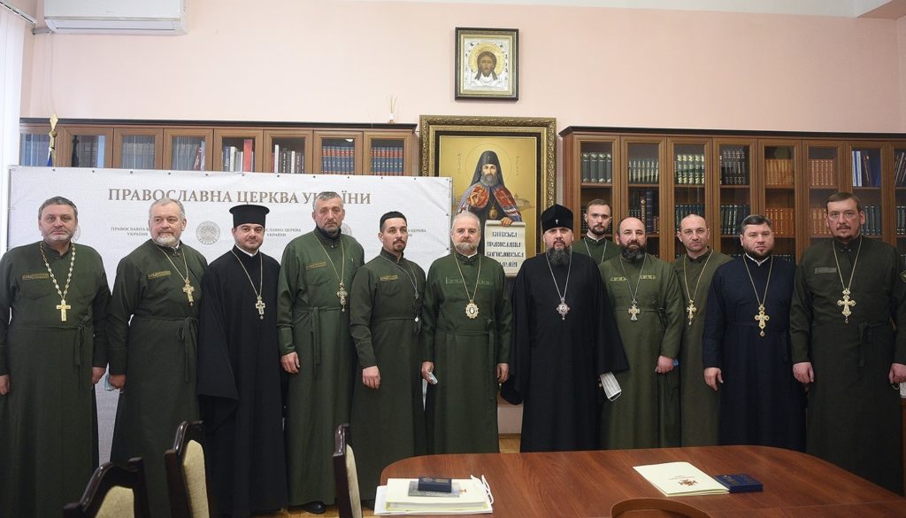 За жертовність і любов до України: предстоятель ПЦУ Епіфаній нагородив медалями вісьмох капеланів