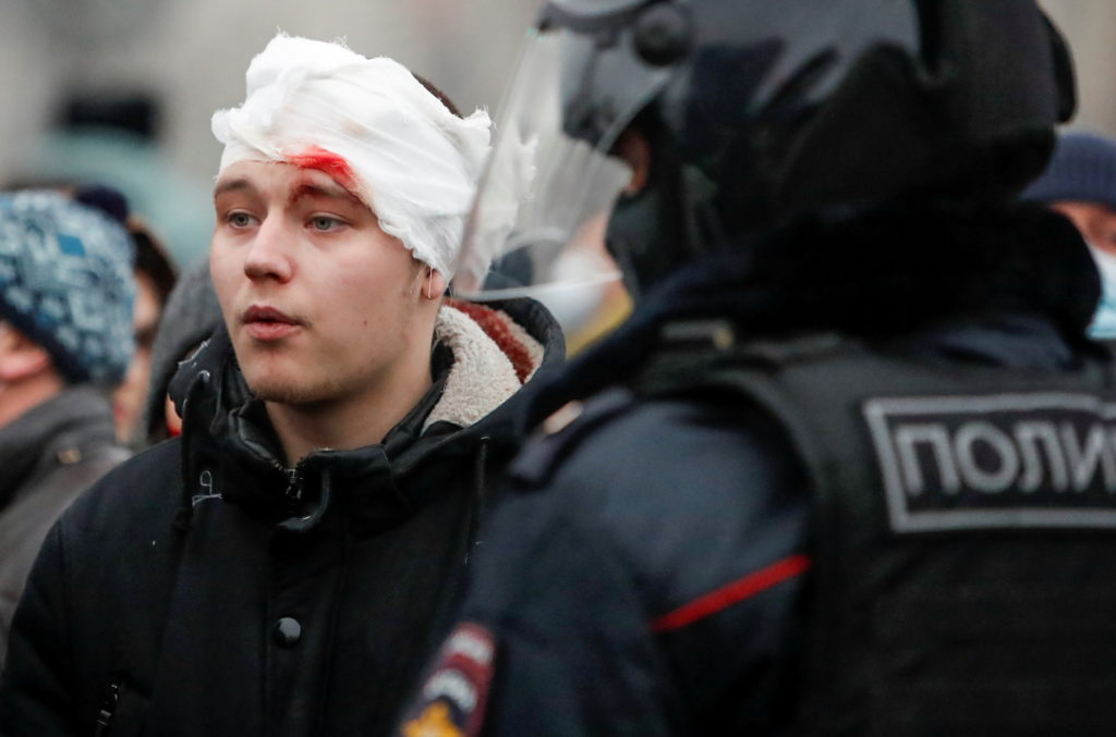 У Москві силовики жорстко затримують протестувальників: відео
