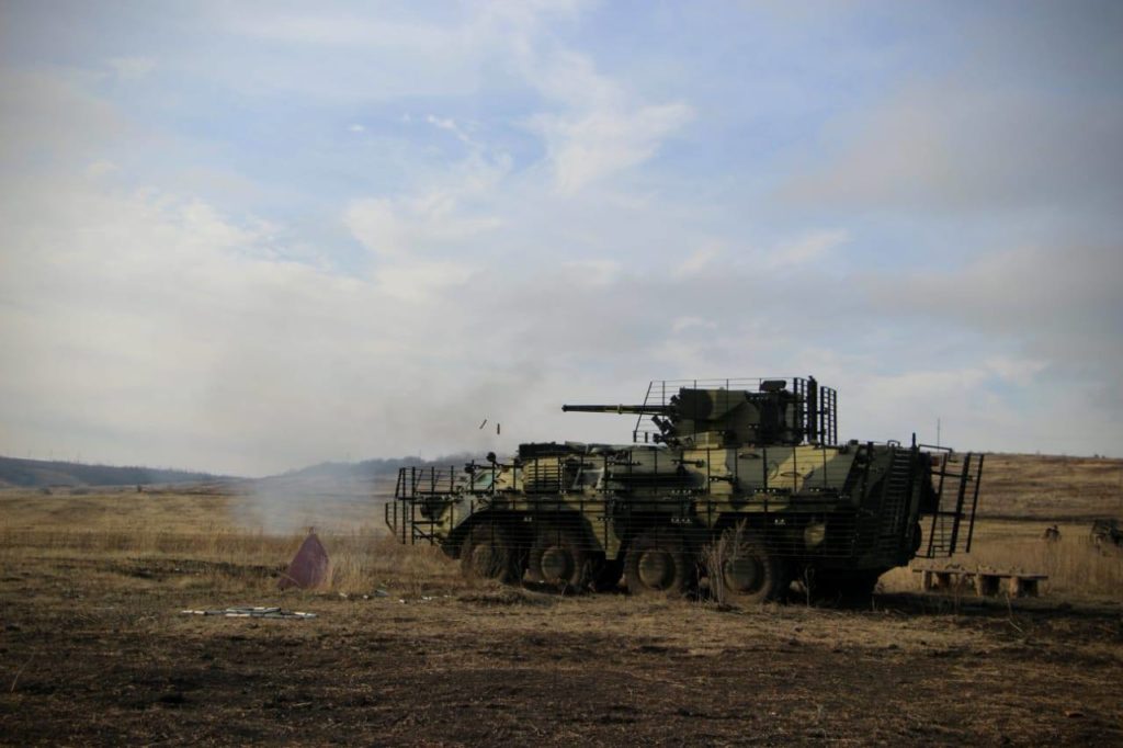 Украинские военные провели боевые стрельбы из БТР-4Е в районе ООС
