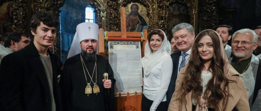 Два роки тому Томос про автокефалію привезли в Україну – Порошенко поділився фотоспогадом