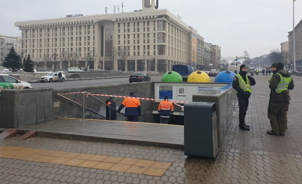На Майдані Незалежності обвалилась стеля у підземному переході: фото, відео