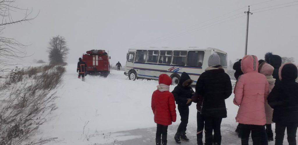 На Волині у сніговому заметі опинився шкільний автобус з дітьми: фото