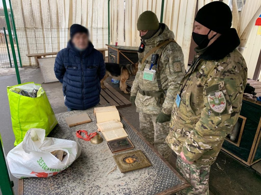 Українські прикордонники затримали контрабандиста, який намагався вивезти на окуповану Луганщину культурні цінності