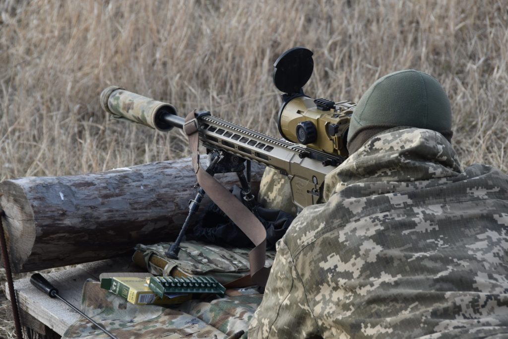 Міносвіти запропонувало створити професію “снайпер” в Україні
