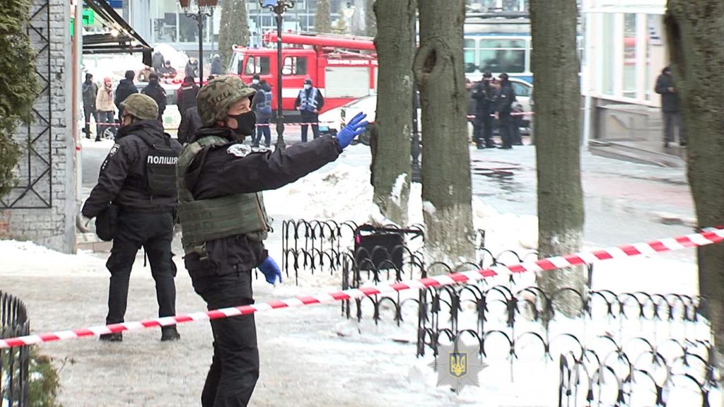 У Вінниці чоловік захопив магазин з солодощами: погрожував підірвати вибухівку