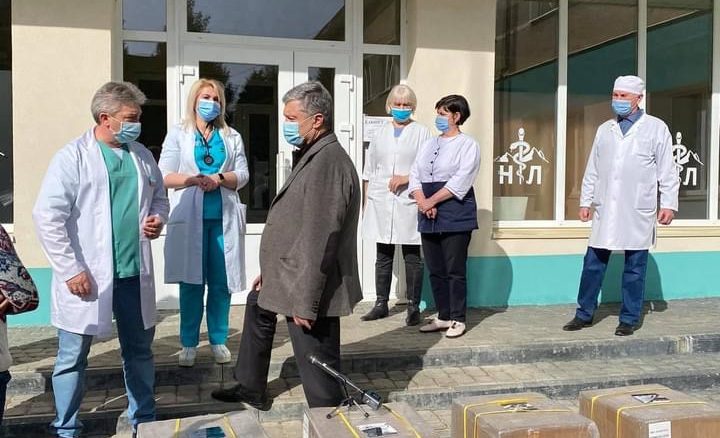 Петро Порошенко на прохання медиків привіз кисневі концентратори у лікарні Яремчі та Надвірної